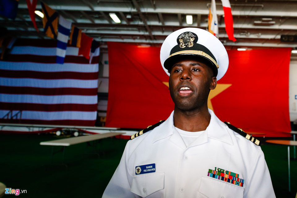 Thủy thủ gốc Việt và cuộc sống trên siêu tàu sân bay Mỹ